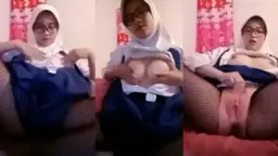 Hijab Ukhti Pakai Baju Daun Masih Muda VCS Video by RedTube