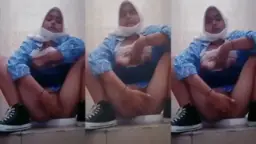 ABG Daun Masih Muda Mainin Memek di Toilet Sekolah Video by SangeLink